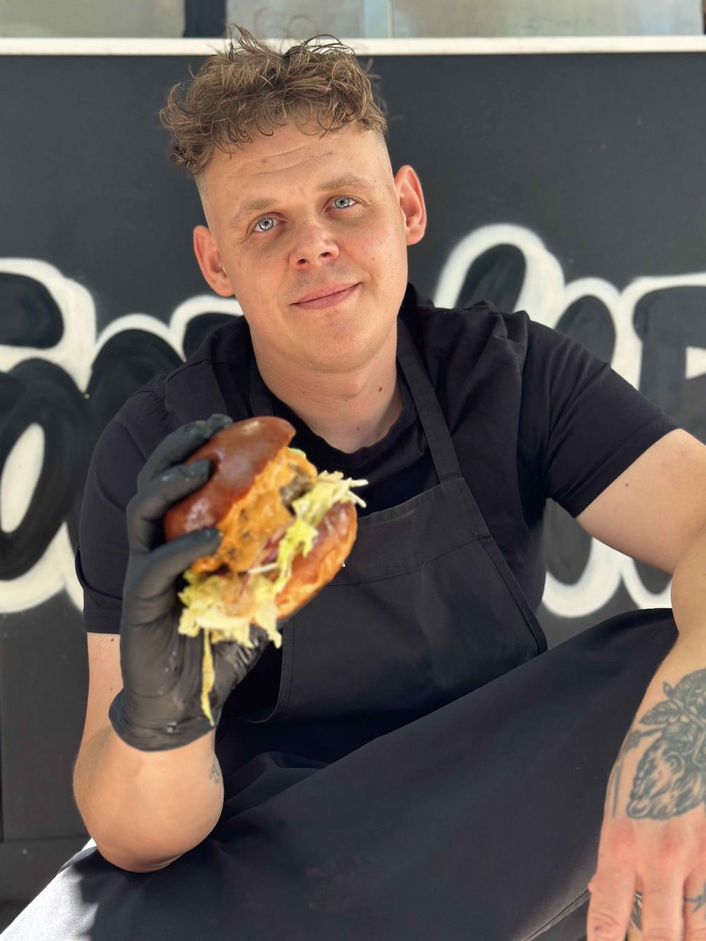 David Hruška, majitel Hruška Catering, s burgerem z foodtrucku