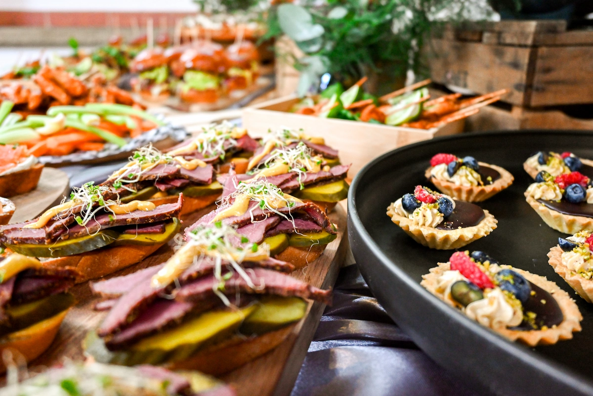 Detail pastrami sendvičů a ovocných tartaletek