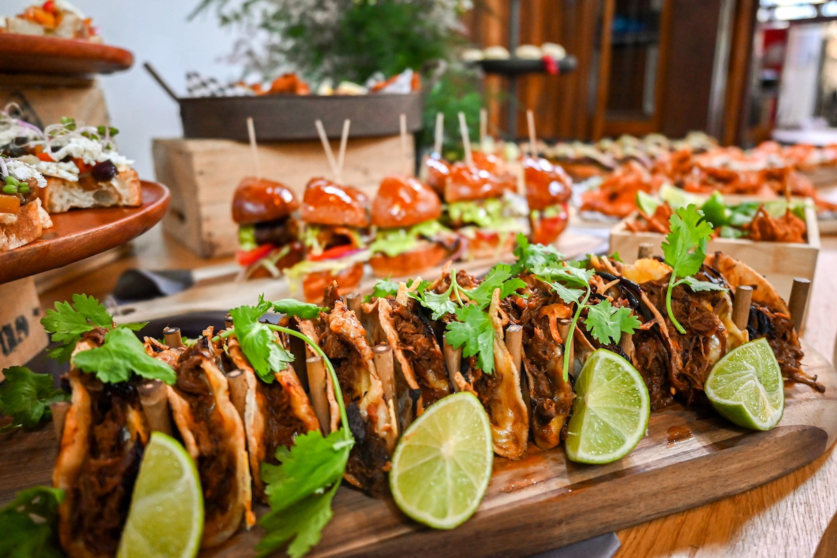 Detail hovězích tacos s limetkou a koriandrem