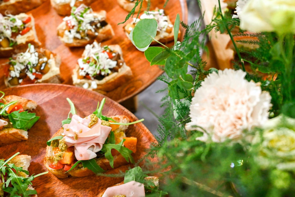 Detail bruschetty s burratou a šunkovým crostini