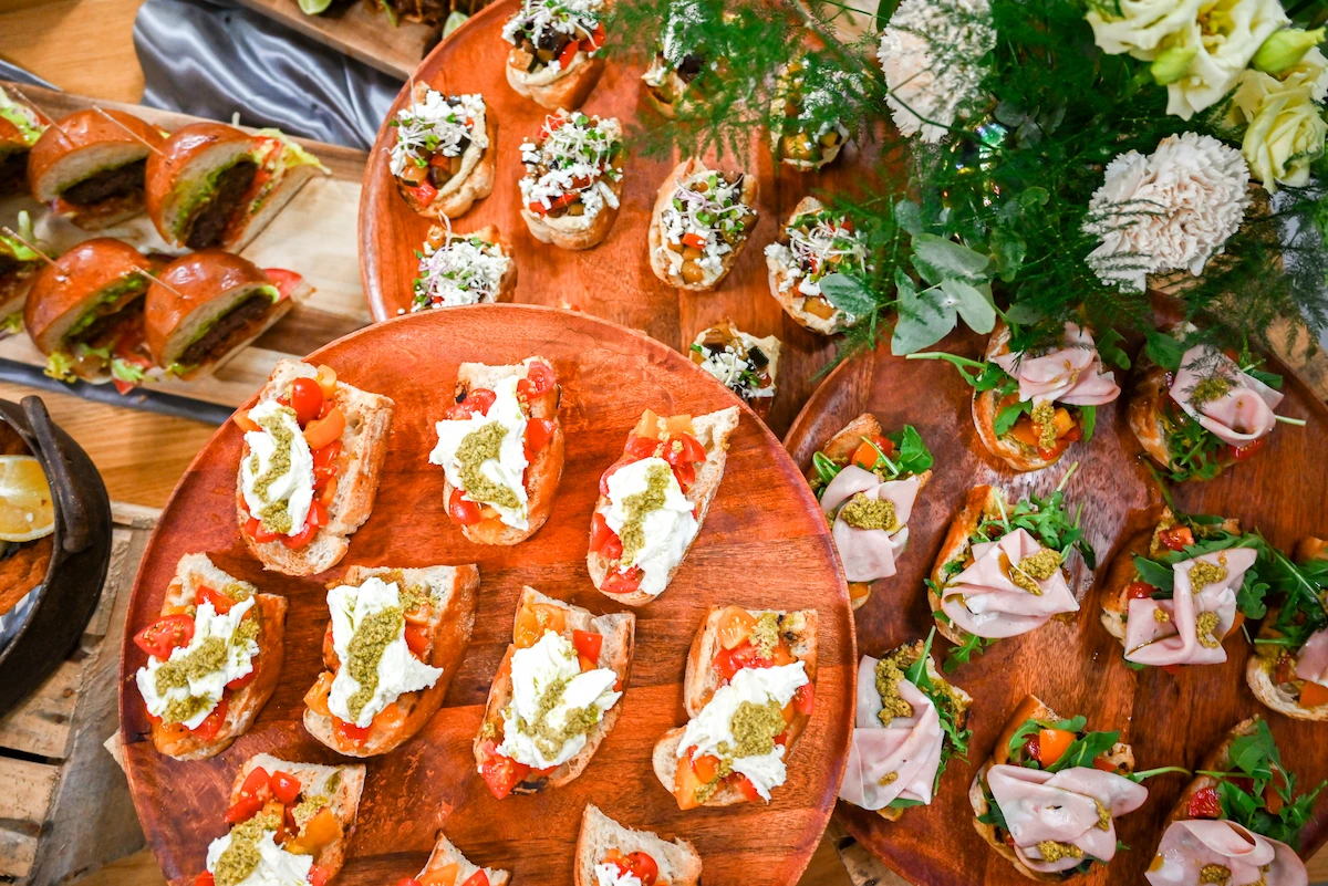 Pohled shora na bruschetty, mini burgery a květinovou dekoraci