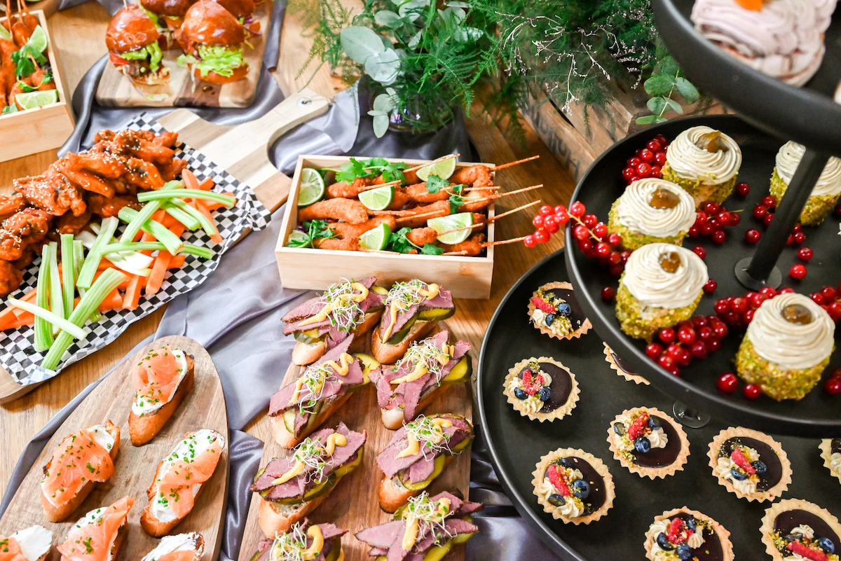 Kuřecí křídla, pastrami crostini a stojan s dezerty