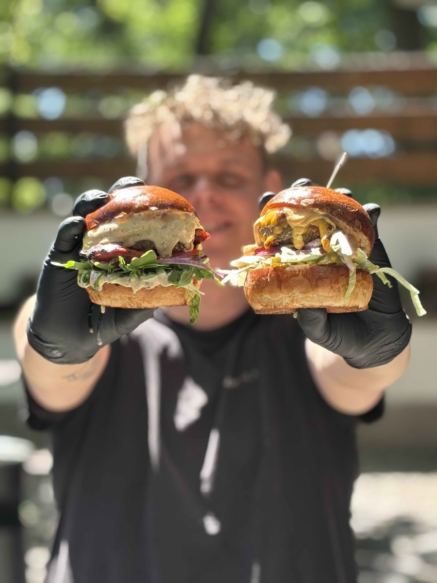 Foodtruck Hruška — dva burgery připravené k ochutnání