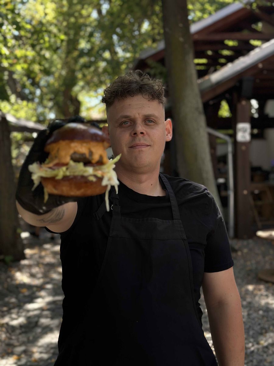David Hruška prezentuje hotový burger z foodtrucku